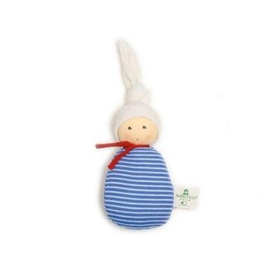 Boneco de peluche azul às riscas com cabeça cor de pele e chapéu branco
