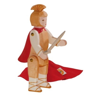 Boneco de madeira de guerreiro romano com capa vermelha e espada