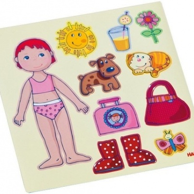 Peças de madeira coloridas com figuras de menina e objetos diversificados