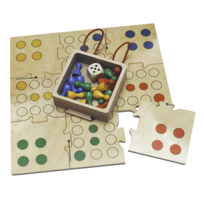 Jogo de tabuleiro de madeira com peças coloridas e dado em caixa pequena