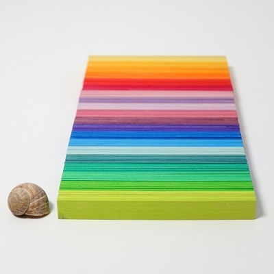 Lápis de cor em várias cores alinhados e caracol ao lado sobre fundo branco