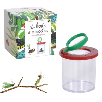 Recipiente de plástico transparente com tampa vermelha e lente verde para observar insetos, com caixa decorada