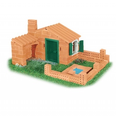 Miniatura de casa de tijolos com porta e janelas verdes e piscina