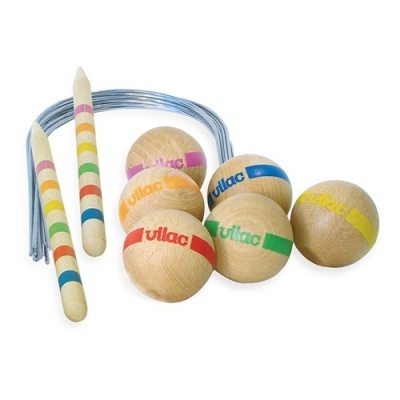 Bolasa de madeira coloridas com faixas e estacas de madeira com arames