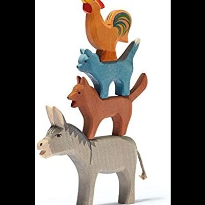 Estatuetas empilhadas de animais em madeira pintada