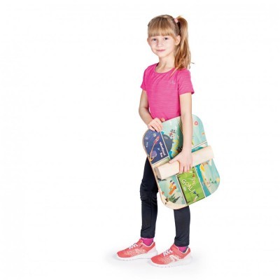 Menina de t-shirt rosa e calças pretas a segurar uma mala colorida