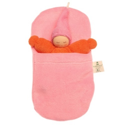 Boneco de bebé de peluche rosa com braços laranja dentro de saco rosa