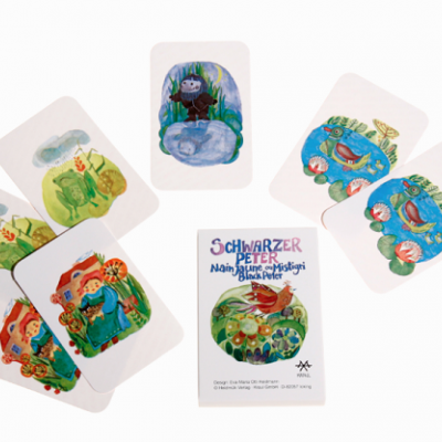 Cartas de jogo ilustradas com animais e caixa do jogo sobre fundo branco