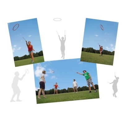 Pessoas a jogar frisbee ao ar livre no campo verde com céu azul