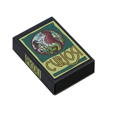 Caixa pequena colorida com desenho de cavalo-marinho e texto CURIOSE e PICCOLI