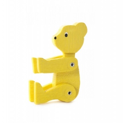 Boneco de madeira amarelo em forma de urso com articulações móveis