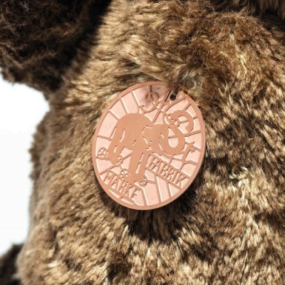 Etiqueta redonda em peluche castanho com figuras de urso e coelho