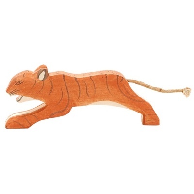 Figura decorativa de madeira com forma de tigre em corrida.