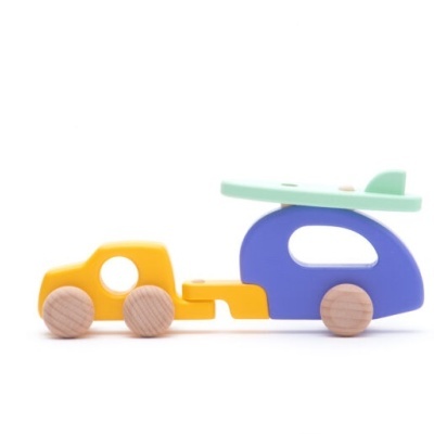 Brinquedo de madeira colorido com carro amarelo e reboque azul
