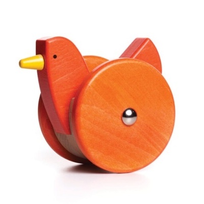 Brinquedo de madeira em forma de pássaro laranja com rodas