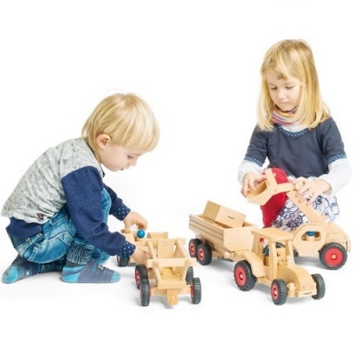 crianças a brincar com carrinhos de madeira sobre fundo branco