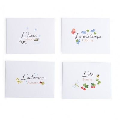 Conjunto de quatro cartões com desenhos e texto das estações do ano em francês e inglês