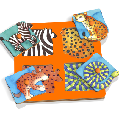 Puzzle infantil de madeira com peças de animais coloridos e pegadores laranja em fundo laranja
