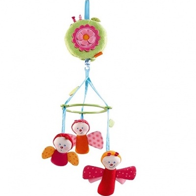 Mobile de tecido para bebé com três bonecos coloridos e estrutura circular verde