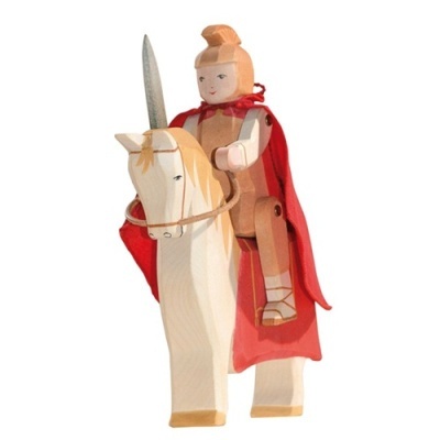 Figura de madeira de cavaleiro com capa vermelha em cavalo branco