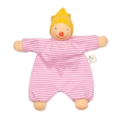 Boneco de pano vestido com roupa rosa às riscas brancas e chapéu amarelo