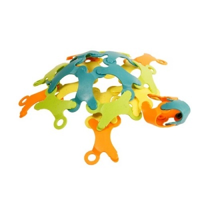 Tartaruga colorida de peças plásticas interligadas sobre fundo branco