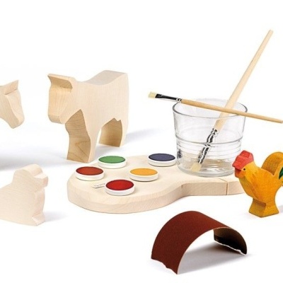 Conjunto de brinquedo de madeira para pintar com figuras de animais, paleta de tintas, pincel e copo de água