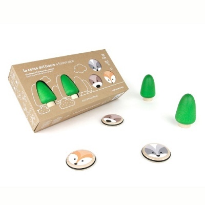 Jogo de tabuleiro em madeira com árvores verdes e peças com desenhos de animais.