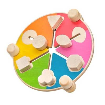 jogo educativo de madeira colorido com formas geométricas encaixáveis