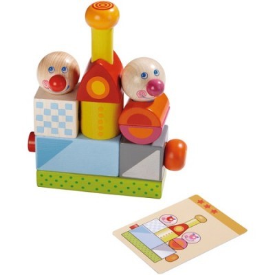 Brinquedo de blocos de madeira coloridos com dois bonecos e um cartão ilustrado ao lado