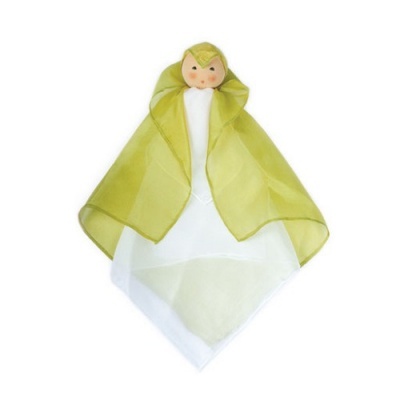 Boneca de pano com manto verde e corpo branco