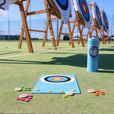 Jogo de arremesso Jump com alvo azul e discos coloridos em relvado sintético