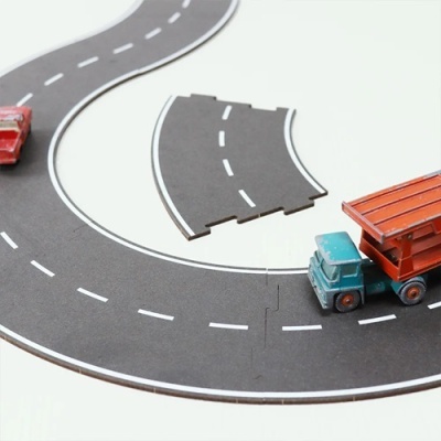 Estrada de brinquedo modular curva com carrinhos em madeira vermelho e azul com carga laranja