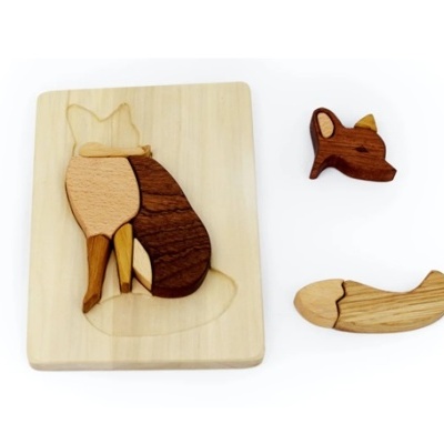 Quebra-cabeça de madeira com formato de raposa e peças destacáveis em várias tonalidades de madeira.