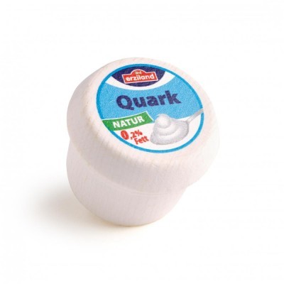 Vaso branco de iogurte Quark com tampa azul e rótulo com texto em alemão