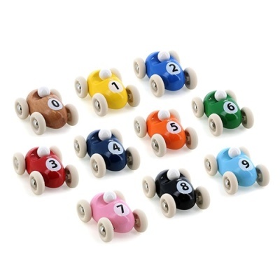 Dez carrinhos de madeira coloridos com números e rodas brancas