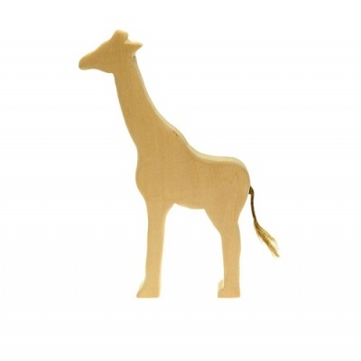 Figura de girafa em madeira clara com cauda de fios