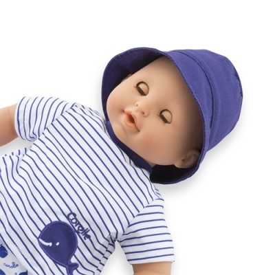 Boneco bebé com roupa branca às riscas azuis e chapéu azul