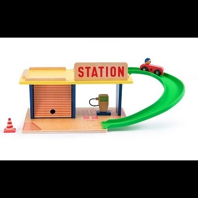 Brinquedo de estação de serviço colorido com placa 'STATION' e rampa verde