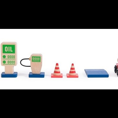 Brinquedo de madeira com bomba de gasolina, cones, rampa e carro vermelho com figura