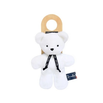 Urso de peluche branco com fita preta e base de madeira com buraco circular