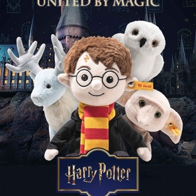 Peluches de Harry Potter, coruja, cervo e criatura com fundo do castelo de Hogwarts