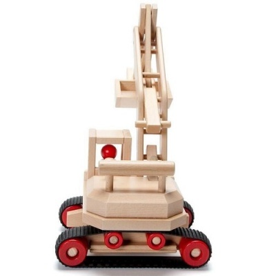 Brinquedo de madeira na forma de uma grua com rodas de esteira