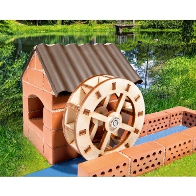 Miniatura de moinho de água com tijolos e madeira em cenário exterior