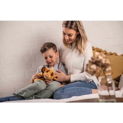Mulher e menino no sofá com peluche de leão Simba.