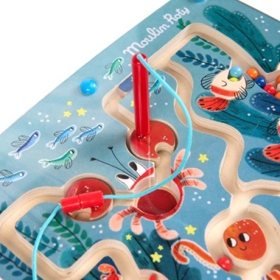 Jogo de percurso labiríntico infantil com temática marinha e cordões magnéticos