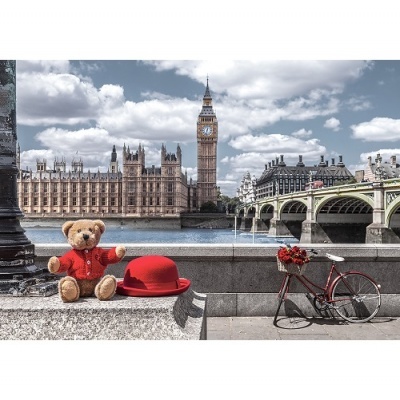 Urso de pelúcia, chapéu vermelho e bicicleta com flores frente ao Big Ben e ponte de Westminster