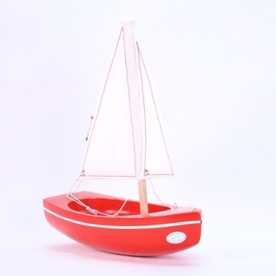 Barco de brinquedo vermelho com vela branca e mastro de madeira