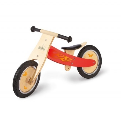 Bicicleta infantil de equilíbrio em madeira clara com detalhes vermelhos e amarelos