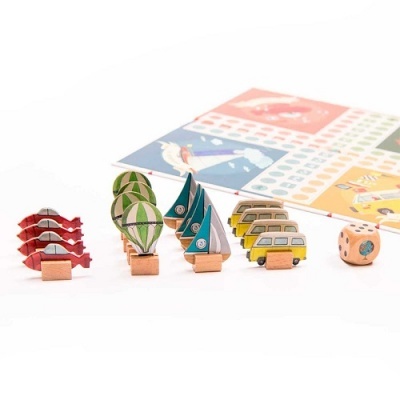 Peças de jogo de tabuleiro em madeira coloridas com tabuleiro ao fundo